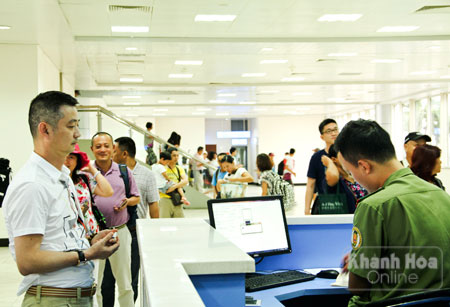 Khách du lịch Trung Quốc làm thủ tục xuất nhập cảnh tại Cảng hàng không quốc tế Cam Ranh