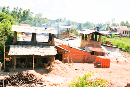 Các lò gạch nung thủ công ở xã Ninh Xuân vẫn đang hoạt động bình thường.