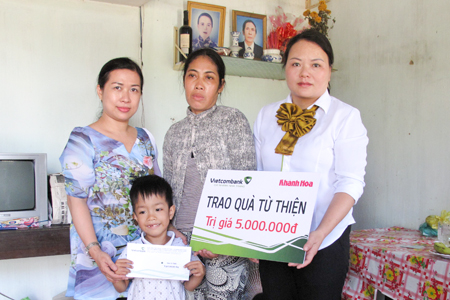 Đại diện Báo Khánh Hòa và Vietcombank Nha Trang trao tiền ủng hộ cho gia đình cháu Nguyễn Thiên Phước.
