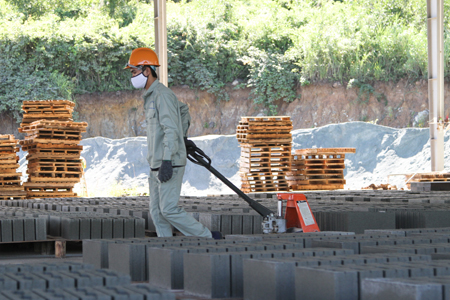 Sản xuất gạch không nung tại Công ty Cổ phần Vật liệu mới Asia 96.