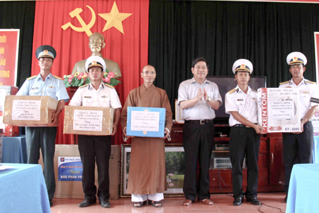 Ông Nguyễn Duy Bắc trao quà cho các tập thể trên đảo Phan Vinh.