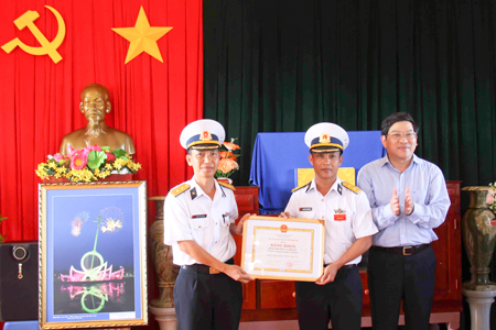 Ông Nguyễn Duy Bắc trao bằng khen của UBND tỉnh cho tập thể đảo Trường Sa Đông.