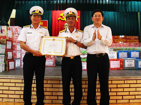 Đồng chí Nguyễn Duy Bắc trao bằng khen của UBND tỉnh cho tập thể đảo Trường Sa
