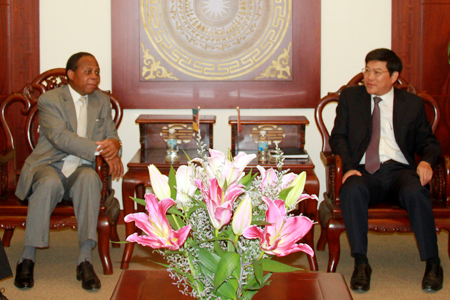 Ông Nguyễn Duy Bắc trò chuyện với Đại sứ Cộng hòa Mozambique