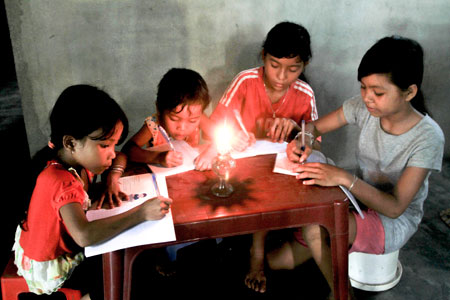 Các em nhỏ ở Suối Phèn (xã Khánh Bình) luôn phải học bài dưới ánh đèn dầu leo lét.
