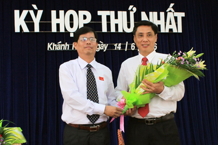 Nguyễn Tấn Tuân tặng hoa chúc mừng đồng chí Lê Đức Vinh được các đại biểu tín nhiệm bầu giữ chức vụ Chủ tịch UBND tỉnh khóa VI, nhiệm kỳ 2016-2021.