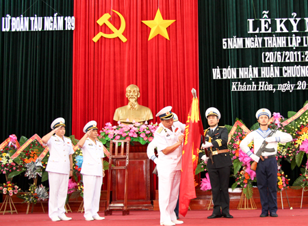 Lãnh đạo Quân chủng Hải quân trao Huân chương Bảo vệ Tổ quốc hạng Ba cho Lữ đoàn