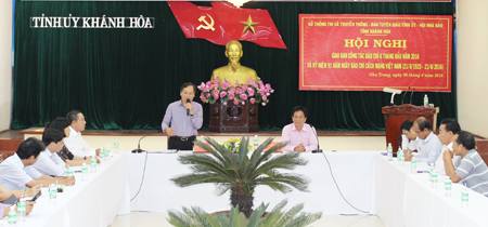 Đồng chí Nguyễn Đắc Tài phát biểu tại buổi giao ban báo chí
