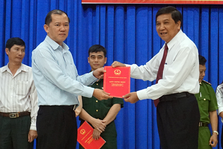 Ông Nguyễn Văn Danh (bên phải) - Chủ tịch UBND thành phố, Chủ tịch Ủy ban bầu cử thành phố trao giấy chứng nhận đại biểu HĐND TP. Nha Trang khóa XI, nhiệm kỳ 2016-2021.