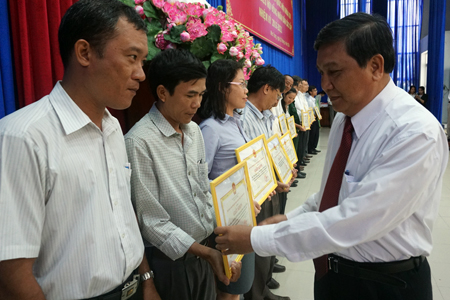 Ông Nguyễn Văn Danh (bên phải) trao giấy khen cho các tập thể.