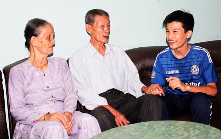 Ông Châu Toản Thành (85 tuổi, xã Ninh Quang) trao đổi, dạy bảo con cháu chăm ngoan học tập