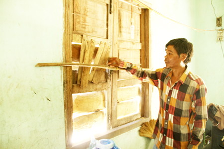 Một căn nhà của người dân tộc thiểu số ở thị xã Ninh Hòa bị hỏng cửa sổ
