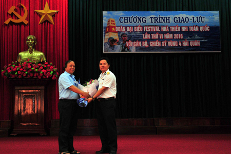 Đại diện đoàn thiếu nhi tặng hoa tri ân đại diện Vùng 4 hải quân