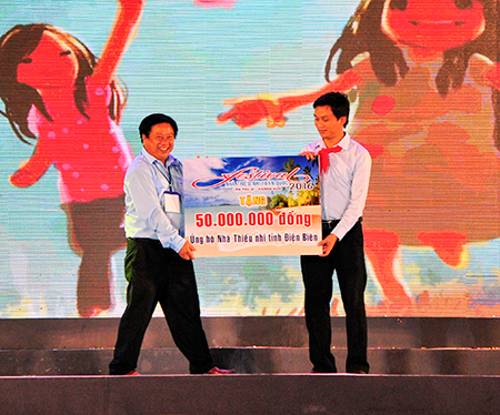 Đại diện Nhà Thiếu nhi Khánh Hòa trao số tiền hỗ trợ Nhà Thiếu nhi tỉnh Điện Biên cho Hội đồng Đội Trung ương