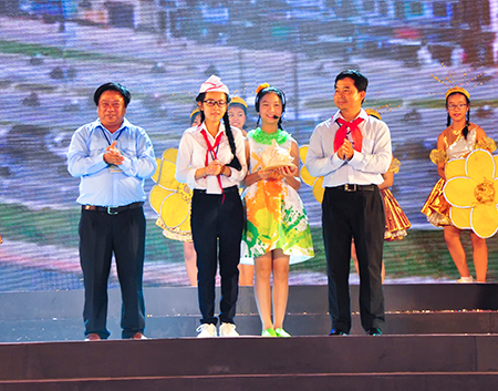 Đại diện Nhà Thiếu nhi Khánh Hòa trao cúp đăng cai lại cho Nhà Thiếu nhi TP. Hồ Chí Minh, đơn vị đăng cai Festival Nhà Thiếu nhi toàn quốc lần thứ VII