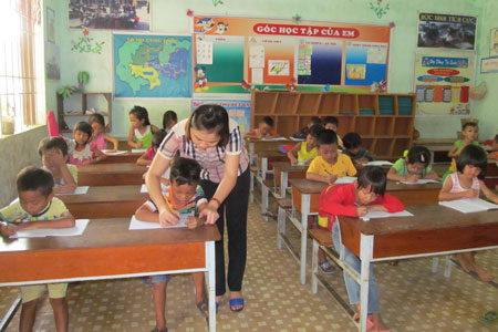 Lớp luyện tiếng Việt tại Trường Tiểu học Khánh Nam.
