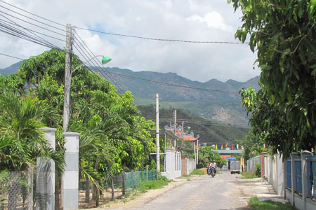 Đường vào khu dân cư xã Cam Tân, huyện Cam Lâm.
