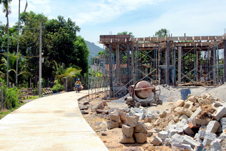 Một nhà văn hóa thôn đang được xây dựng tại xã Diên Điền, huyện Diên Khánh
