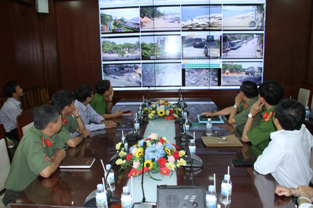 Các đại biểu xem hình ảnh được truyền về Trung tâm thông tin chỉ huy từ các camera an ninh.