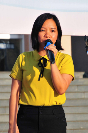 Bà Thái Thị Lệ Hằng – Phó Tổng biên tập Báo Khánh Hòa phát biểu hưởng ứng chương trình.