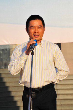 Ông Lê Văn Duy – Giáo đốc Điều hành Lotte Mart Việt Nam phát động chương trình bảo vệ  môi trường.
