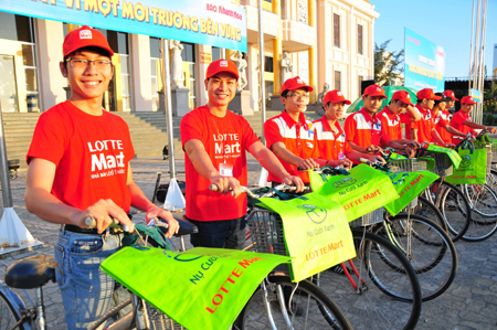 Nhân viên Lotte Mart Nha Trang hăng hái tham gia đạp xe tuyên truyền bảo vệ môi trường.