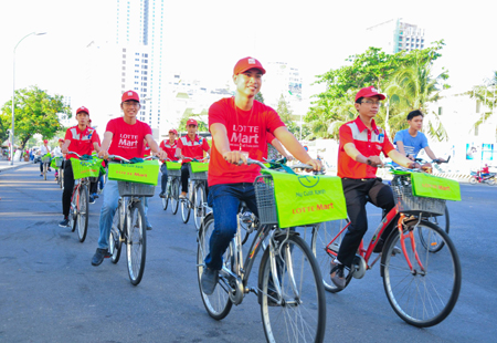 Đạp xe tuần hành trên đường Trần Phú.