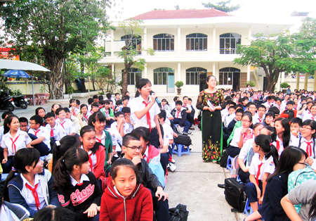 Học sinh Trường THCS Thái Nguyên (TP. Nha Trang) tham gia chương trình phát động Ngày hội sử dụng tiếng Anh năm 2015