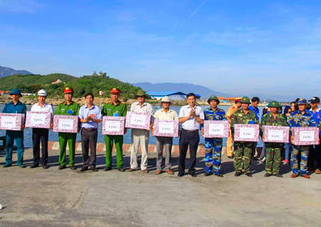  Lãnh đạo tỉnh Khánh Hòa tặng quà cho các đơn vị diễn tập thực binh xuất sắc