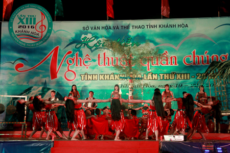 Đoàn NTQC Khánh Vĩnh mở màn đêm thi với tiết mục hát múa Ngọn lửa cao nguyên
