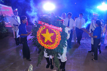 Đoàn đại biểu do ông Nguyễn Tấn Tuân dẫn đầu đặt vòng hoa tưởng nhớ công lao các Anh hùng liệt sĩ