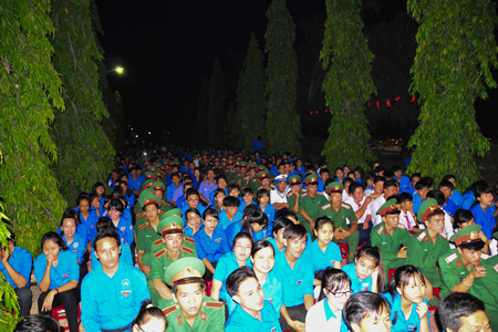 Về dự lễ tưởng niệm có hơn 900 đoàn viên, thanh niên trên địa bàn tỉnh