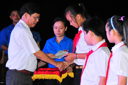 Ông Nguyễn Tấn Tuân tặng quà cho các con em gia đình chính sách, có công với cách mạng