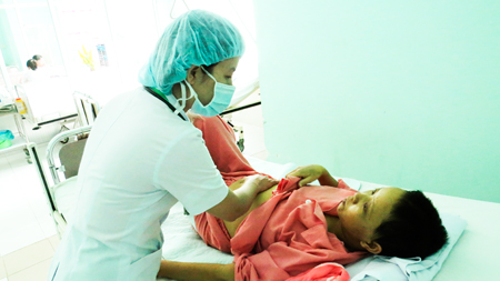 Bệnh nhân bị xơ gan được khám tại Bệnh viện Bệnh nhiệt đới tỉnh