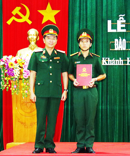 Thiếu tướng, Phó Giáo sư, Tiến sĩ Nguyễn Hoàng Tuyến - Hiệu trưởng Trường Đại học Thông tin liên lạc trao giấy chứng nhận tốt nghiệp  cho học viên