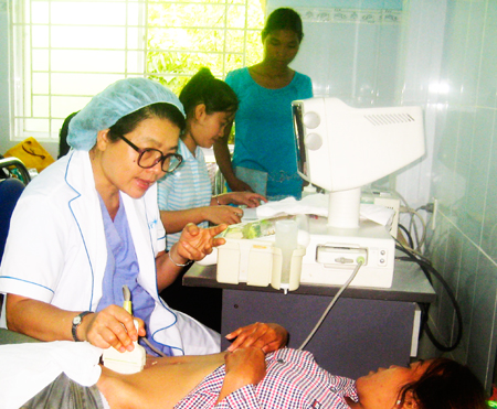 Y, bác sĩ phòng khám thực hiện khám, chữa bệnh lưu động miễn phí  cho phụ nữ ở huyện Khánh Vĩnh