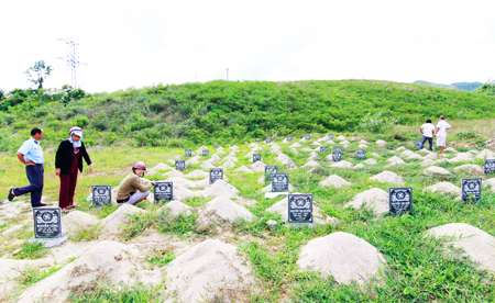 Những ngôi mộ được chôn cẩu thả tại Nghĩa trang phía bắc TP. Nha Trang
