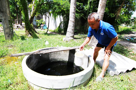 Giếng nước khoáng nhà ông Trọng chủ yếu dùng tắm cho heo và nuôi cá