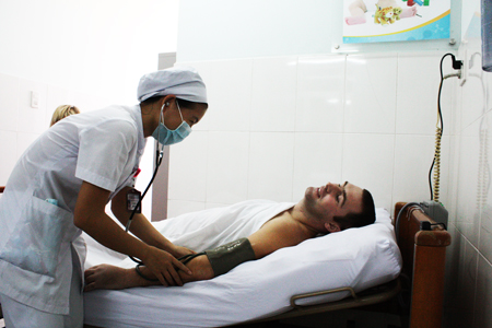 Nhân viên Bệnh viện Đa khoa tỉnh thăm khám cho bệnh nhân người nước ngoài