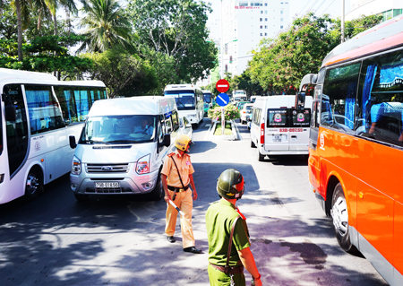 Cảnh sát giao thông và Cảnh sát cơ động phải thường xuyên có mặt  để điều tiết giao thông trên đường Trần Phú