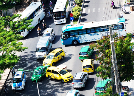 Xe taxi và xe chở khách trên 35 chỗ ngồi lưu thông trên đường Trần Phú. Ảnh: ĐÌNH QUÂN