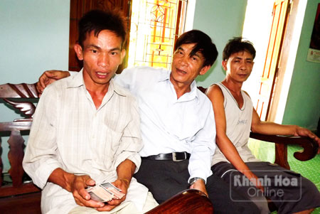 Ông Hoàng Minh Thoán cùng những người con bị di chứng chất độc da cam