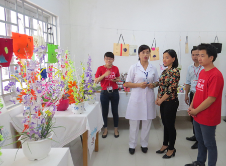 11-	Đi thăm phòng trưng bày sản phẩm do bệnh nhân của Bệnh viện Chuyên khoa Tâm thần tỉnh sản xuất.