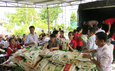 Nhân viên Lotte Mart Nha Trang chuyển gạo tặng cho chùa Phật Bửu.