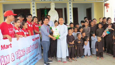 Đại diện  Lotte Mart Nha Trang tặng gạo cho chùa Phật Bửu.