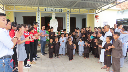 Giao lưu hát tặng bài hát cho trẻ em ở chùa Phật Bửu.