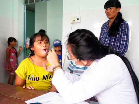Các y, bác sĩ khám bệnh cho người dân thôn Ninh Đảo