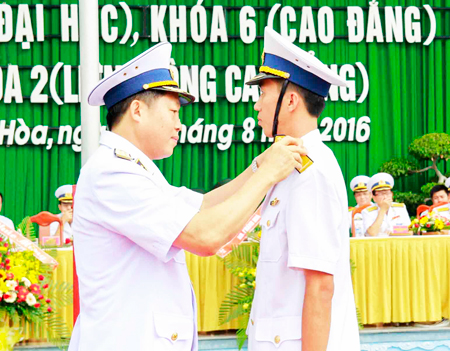 Lãnh đạo Quân chủng Hải quân gắn quân hàm cho học viên xuất sắc