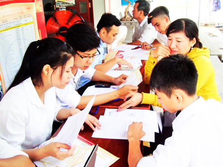 Thí sinh nộp hồ sơ xét tuyển đợt 1 tại Trường Đại học Nha Trang