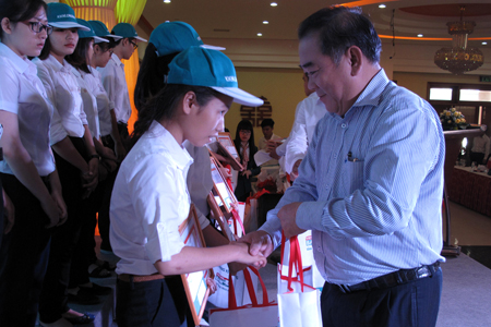 Ông Nguyễn Hoài Chiểu - Phó Giám đốc NHNNVN Chi nhánh Khánh Hòa trao học bổng cho học sinh có hoàn cảnh khó khăn